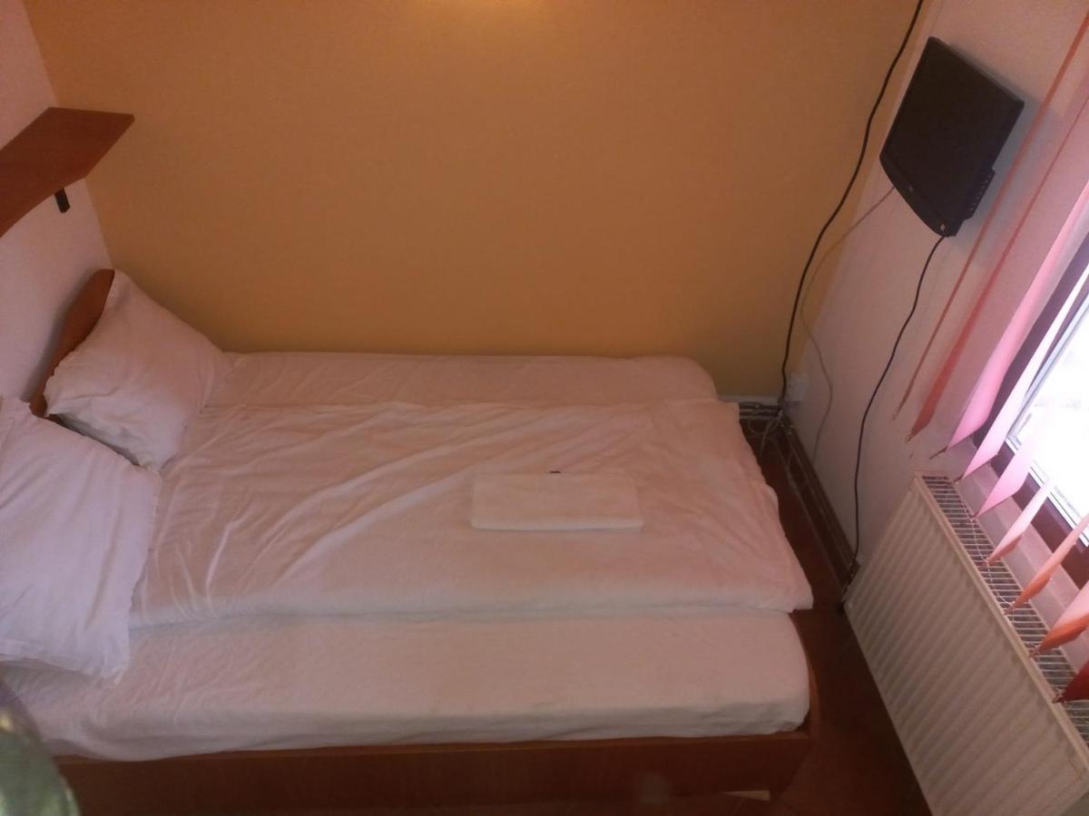 Double Room With Private Bathroom By Osteria Constantino Targoviste Exterior foto